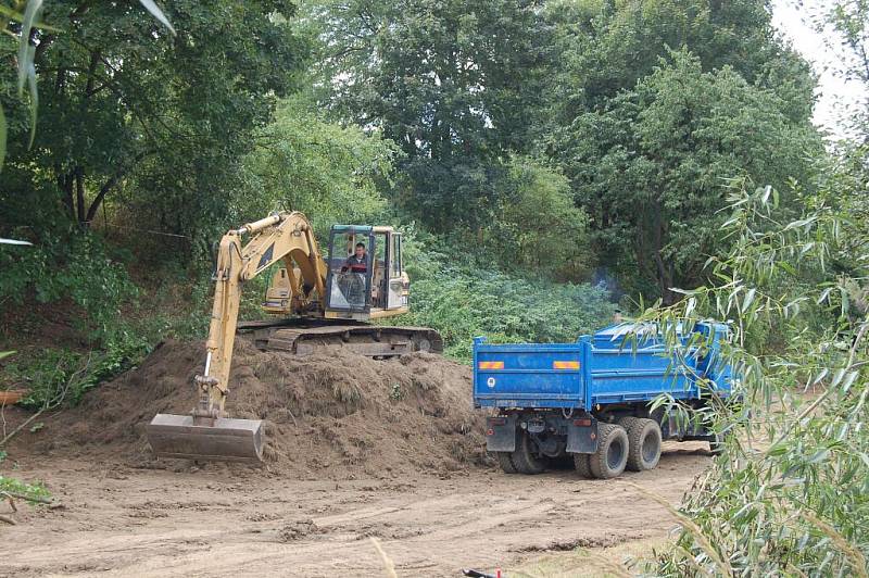 NA STAVBĚ RYBOCHOVNÉHO ZAŘÍZENÍ ve Kdyni má nyní hlavní slovo těžká technika.