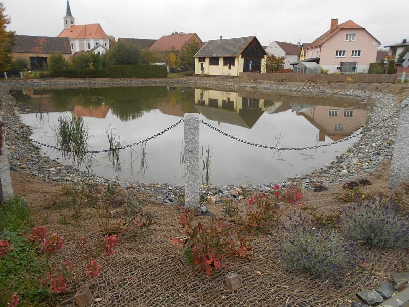 Opravený rybník ve středu Milaveč.