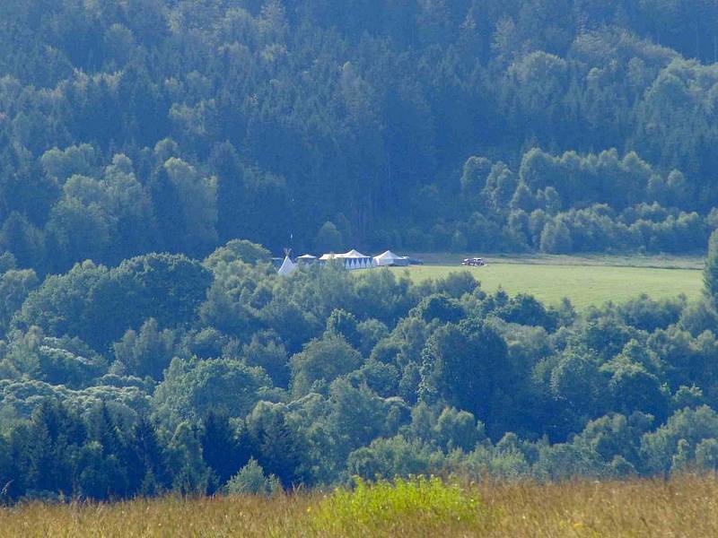 Lískovec: Tábor PS Kolo Koloveč. Pohled na tábor ze silnice nad Nemanicemi.