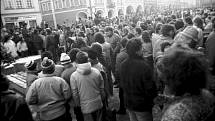 Demonstrace na domažlickém náměstí v listopadových v týdnu od 22. listopadu 1989. Foto: Zdeněk Hartl