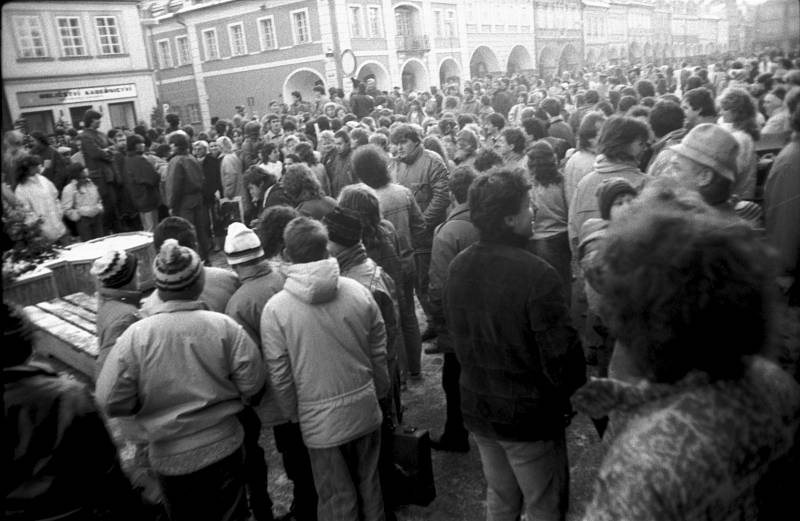 Demonstrace na domažlickém náměstí v listopadových v týdnu od 22. listopadu 1989. Foto: Zdeněk Hartl