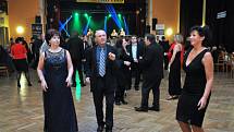 Návštěvníky Městského plesu v Holýšově bavil Roman Vojtek i taneční skupiny.