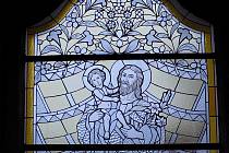 Kostel je jedinečný také svými vitrážemi. Jsou totiž plné chodských motivů a vznikly podle návrhů sester a učitelek Anny a Marie Bílkových.