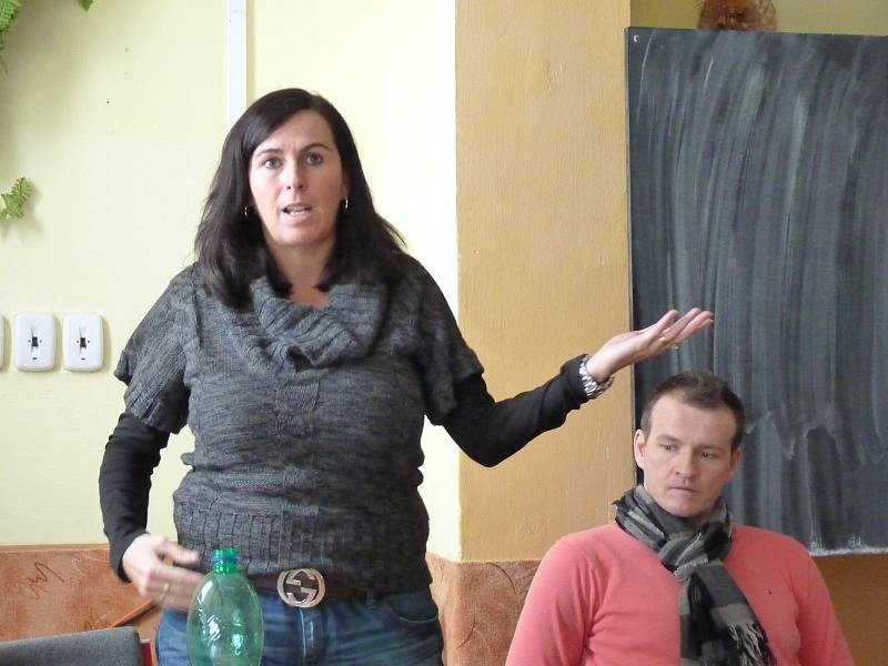 Dagmar Damková, v pozadí Pavel Královec, při besedě na horšovskotýnské škole. 