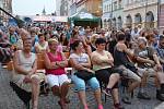 Ozvěny folklóru v pátek večer na pódiu u dolní brány.