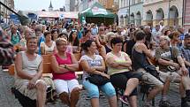 Ozvěny folklóru v pátek večer na pódiu u dolní brány.