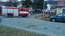 V DĚLNICKÉ ULICI ve Kdyni zasahovali hasiči u prokopnutého potrubí, ze kterého unikal plyn.