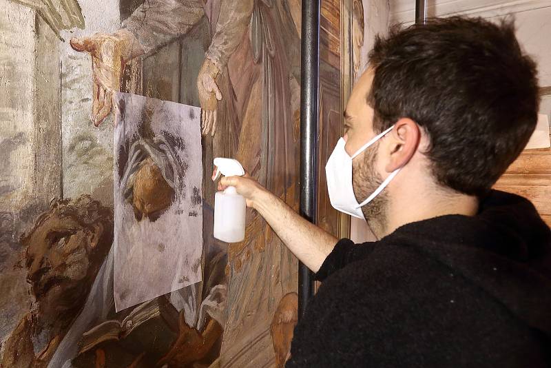 Obnovu vzácné fresky z 18. století provádí restaurátor David Hrabálek v kostele Narození Panny Marie na náměstí Míru v Domažlicích.