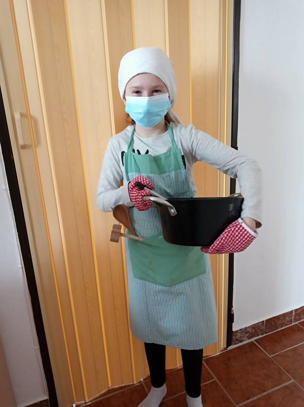 Gituška Chejlavová jako kuchařka v době covidové.