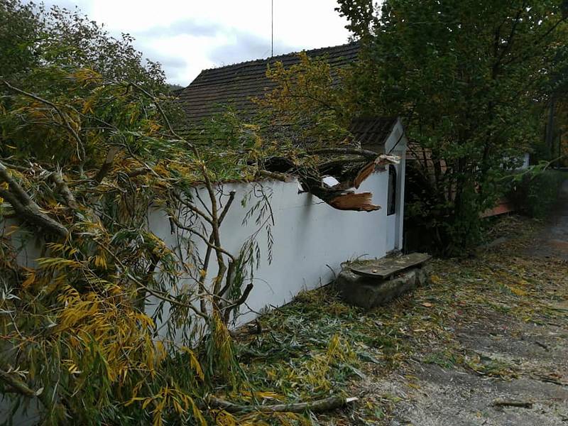 Důsledky silného větru řešili i dobrovolní hasiči z Chocomyšle a Únějovice. V Únějovicích spadla zlomená vrba na zeď bývalého mlýna a zablokovala cestu.