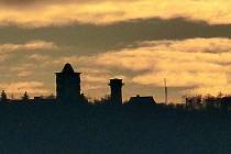 Pohled na Čerchov při dnešním západu slunce. Málokoho by v té chvíli napadlo, že už bylo spuštěno testovací vysílání ze stožáru, který je možné vidět vpravo od Kurzovy věže a jednoho z objektů.