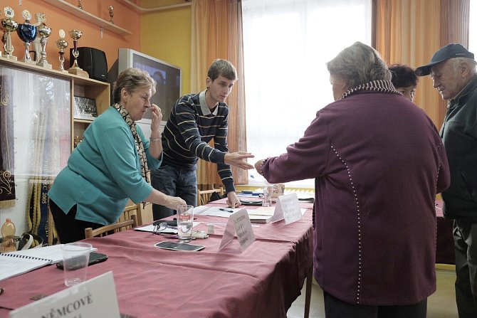 Volby ve zbrojnici v Horšovském Týně.