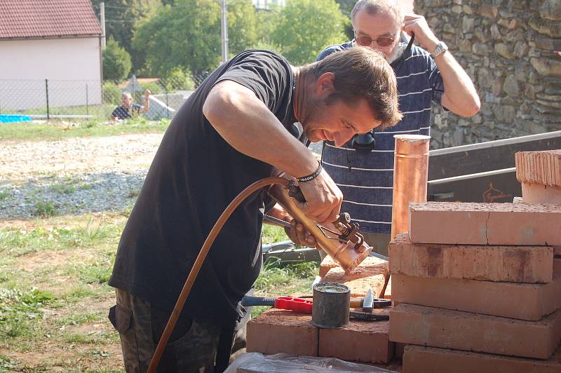 Instalace báně na kostel v Šitboři.