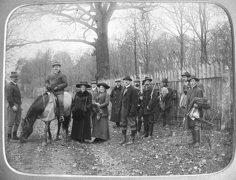 Karel Jan Trauttmansdorff na koni očekává příjezd anglického krále Eduarda VII.  Foto: archiv výstavy