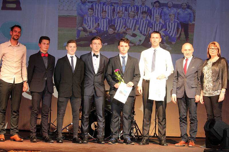 Mládež do 18 let - kolektivy: prvenství patří dorosteneckým fotbalistům Jiskry Domažlice pod vedením Radka Šindeláře (třetí zprava) a Petra Mužíka (vlevo).