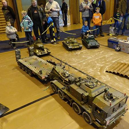 Fotogalerie: František Lamka předvedl RC modely vojenských vozidel -  Domažlický deník
