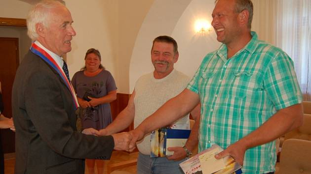 PODĚKOVÁNÍ. Jaroslav Dejmek (uprostřed) a Rostislav Blahník přijímají gratulaci od starosty Jana Löffelmanna.