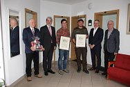 Poděkování řediteli Domažlických městských lesů Josefu Forstovi a lesníkovi Janu Skalovi za záchranu života Herberta Mückla.