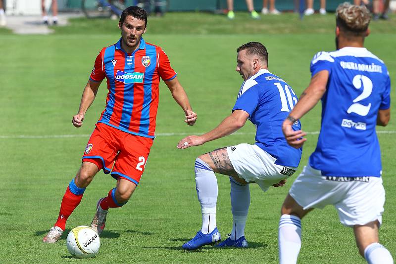 Fotbalisté Domažlic (na archivním snímku hráči v modrobílých dresech) prohráli na hřišti Benešova 3:5.