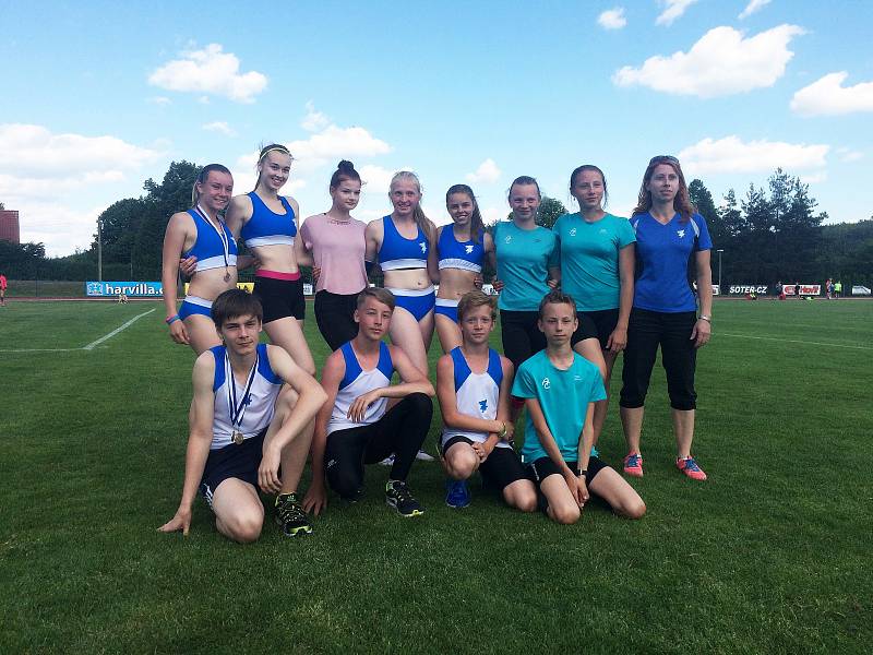 Horní řada zleva: Kateřina Čapská, Andrea Soukupová, Tereza Brotánková, Nathalie Mildnerová, Aneta Šlajsová, Anna Rašková, Simona Kuboušková a trenérka Soňa Lorenzová. Dolní řada zleva: Jan Sladký, Jakub Petráš, Kristián Váchal a Pavel Froněk.