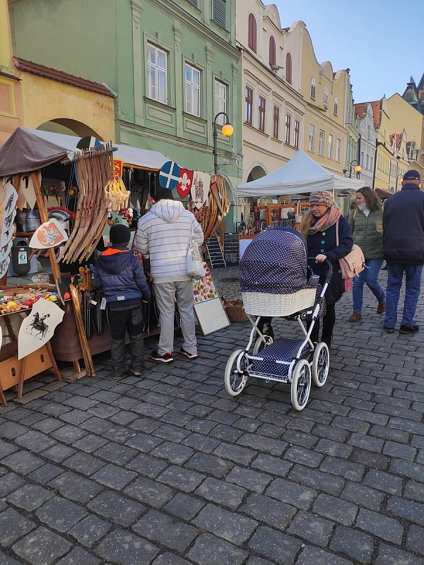 Jednodenní Vánoční trhy v Domažlicích přilákaly v sobotu 18. prosince spoustu návštěvníků. Lidé zavzpomínali i na Havla, který zemřel přesně před deseti lety.