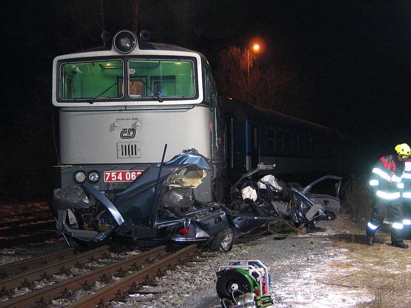 Z místa nehody osobního auta a vlaku.