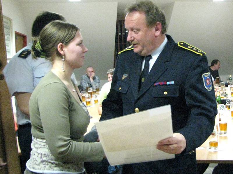 Mezi vyznamenanými byla jediná žena - Pavlína Munzarová si odnesla čestné uznání Okresního sdružení hasičů, které jí předal Václav Kalčík.