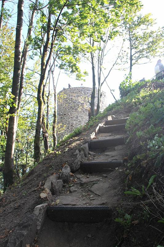 Slavnostní otevření opravené hradní věže Starý Herštejn.