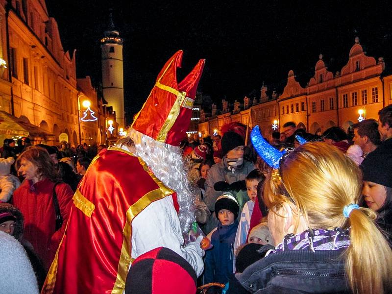 Mikulášská nadílka na domažlickém náměstí.