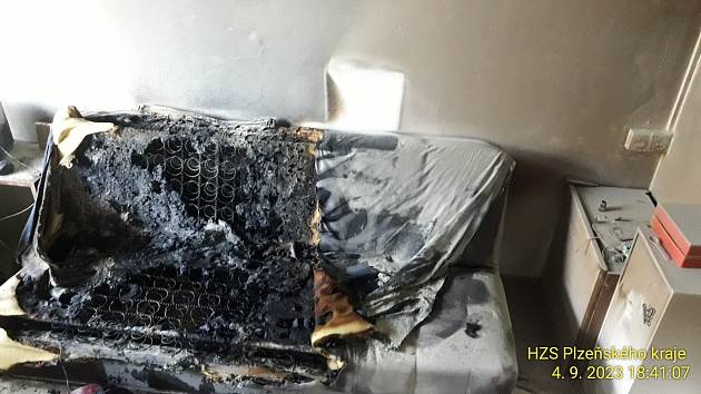 Oheň při požáru v ubytovně v Domažlicích zasáhl převážně kanape.