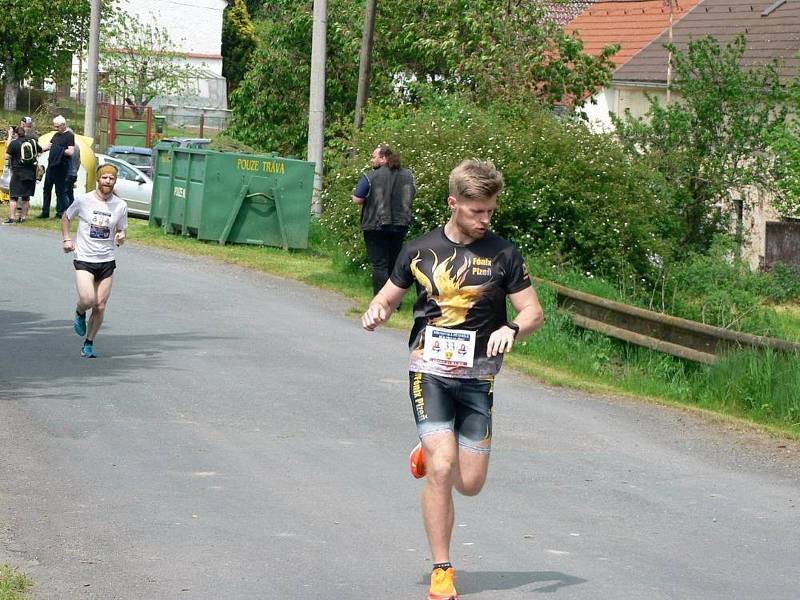 Na Křenovskou pětimíli na podporu malé Elišky vyrrazilo několik desítek běžců.