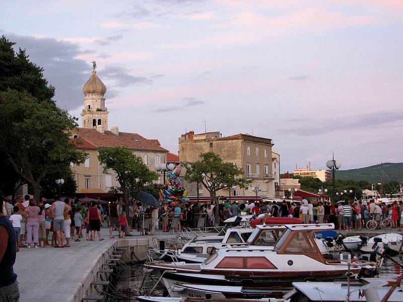 Řada našinců míří na dovolenou do Chorvatska. Tamní letoviska jsou odpoledne i večer zaplněná turisty. Takto to bývá i na ostrově Krk ve stejnojmenném městě.