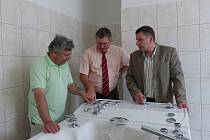 Zdravotnické středisko v Holýšově má novou rehabilitaci. Vodoléčbě vévodí prostorná vana určená pro masáže celého těla.