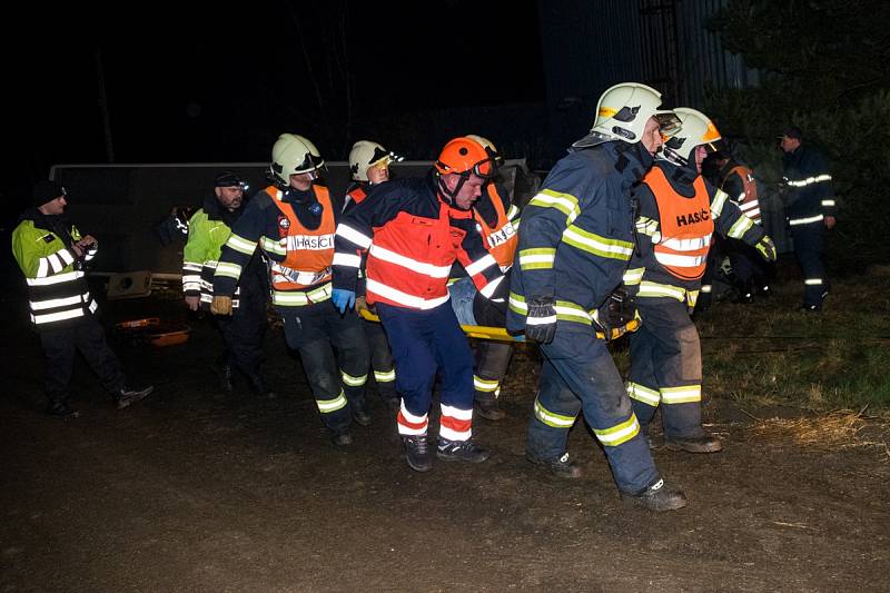 Záchranáři trénovali havárii autobusu u Dolního Metelska.