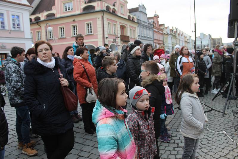 Zpívání koled u stromečku a jeho rozsvícení na domažlickém náměstí.