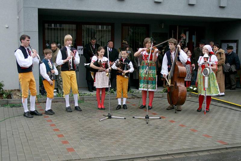 Slavnostní odhalení památníku obětem koncentračního tábora Flossenbürg.