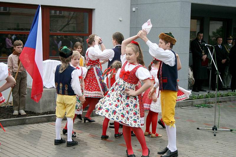 Slavnostní odhalení památníku obětem koncentračního tábora Flossenbürg.