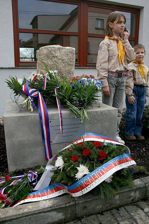 Slavnostní odhalení památníku obětem koncentračního tábora Flossenbürg.