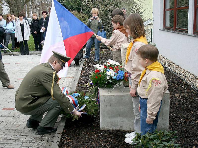 Slavnostní odhalení památníku obětem koncentračního tábora Flossenbürg.