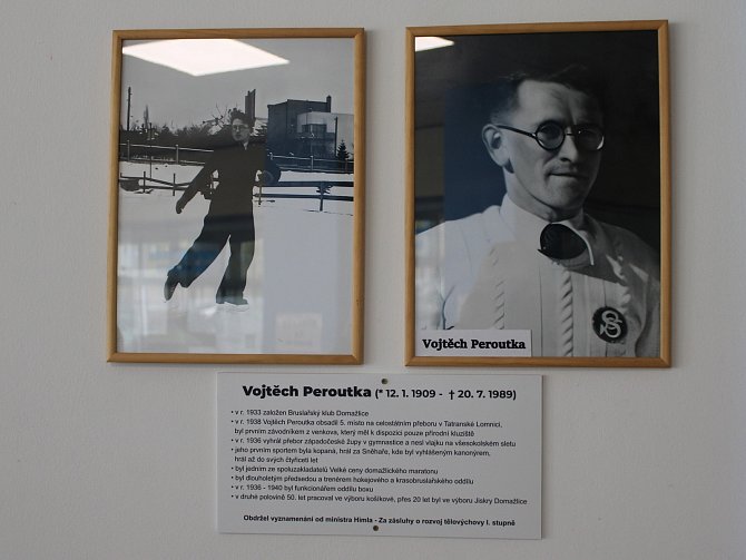 Pamětní tabule na zimním stadionu připomíná osobnost Vojtěcha Peroutky.