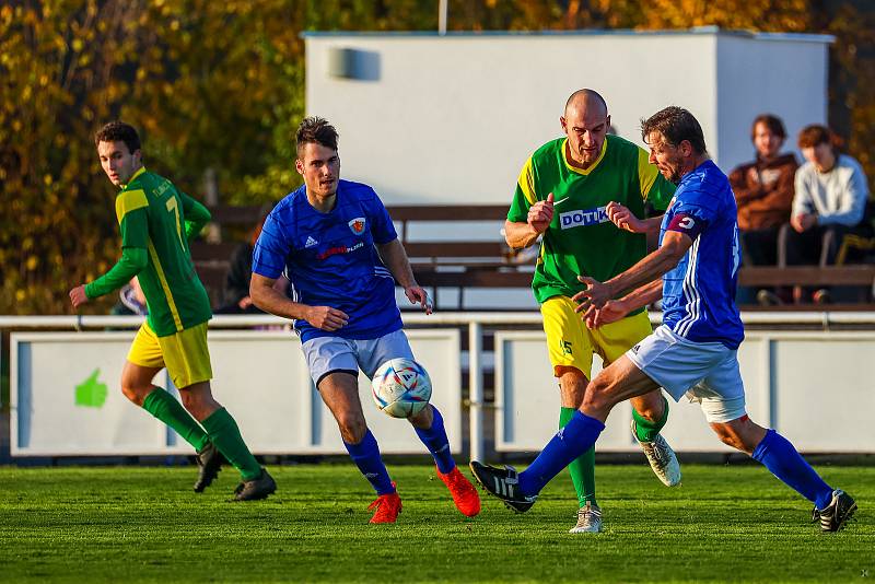 Fotbalisté TJ START Tlumačov (na snímku fotbalisté v zelených dresech).