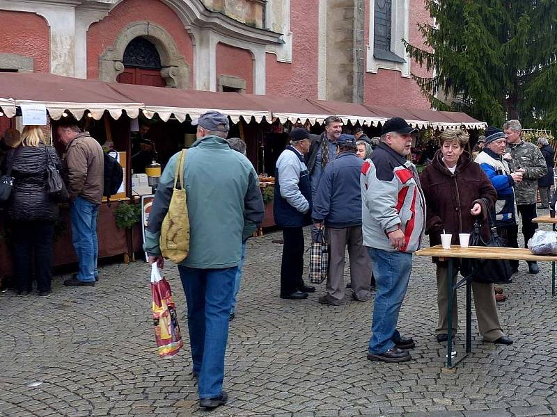 V Domažlicích dnes začaly Vánoční trhy a konaly se současně s tradičními středečními.