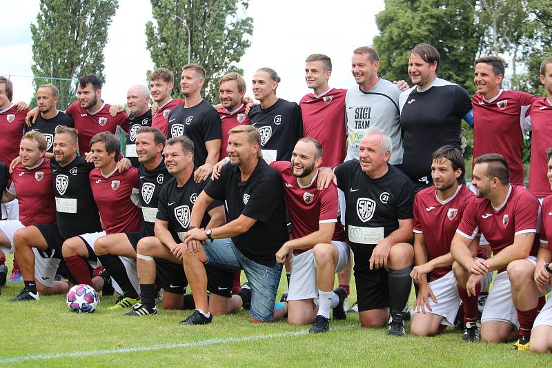 Pouťový fotbal v Postřekově: Sokol Postřekov (červení) - SIGIteam (černí) 5:9.