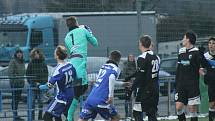 Ze zápasu Viktoria Plzeň U21 (v černém) vs. Jiskra Domažlice (v modrobílých dresech).