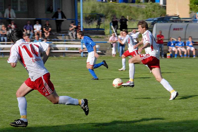 Z utkání fotbalistů FK Holýšov a Slavia Vejprnice.