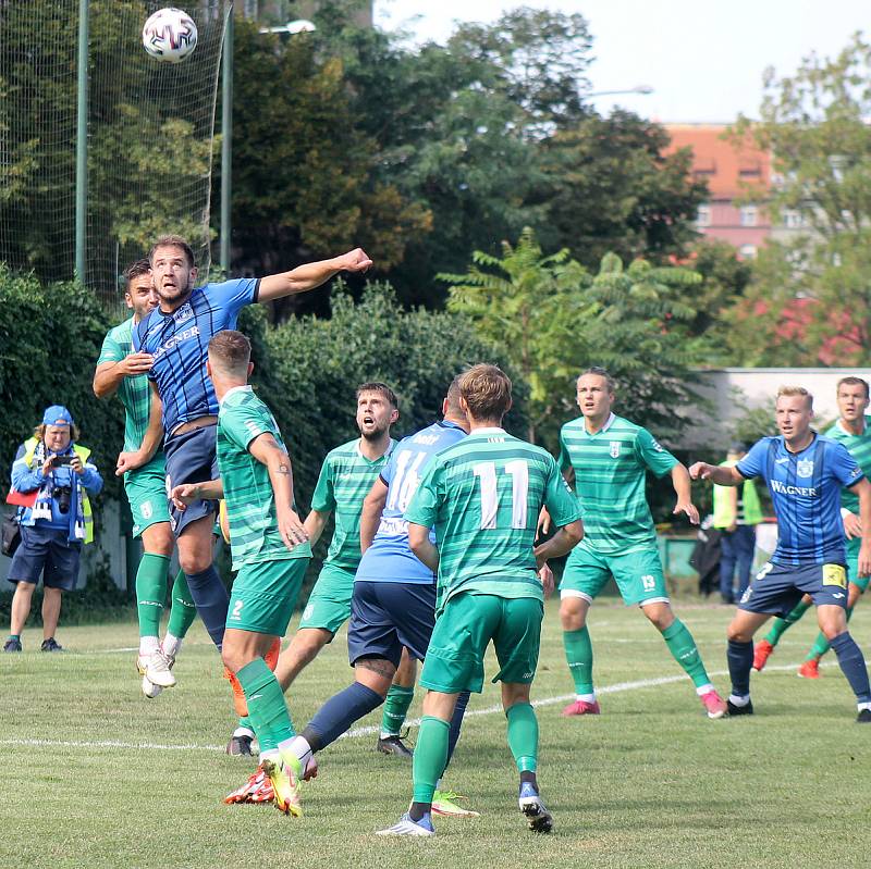 1. kolo FORTUNA ČFL, skupina A - 2022/2023: FK Loko Vltavín - TJ Jiskra Domažlice (hráči v modrých dresech) 1:2 (0:1).