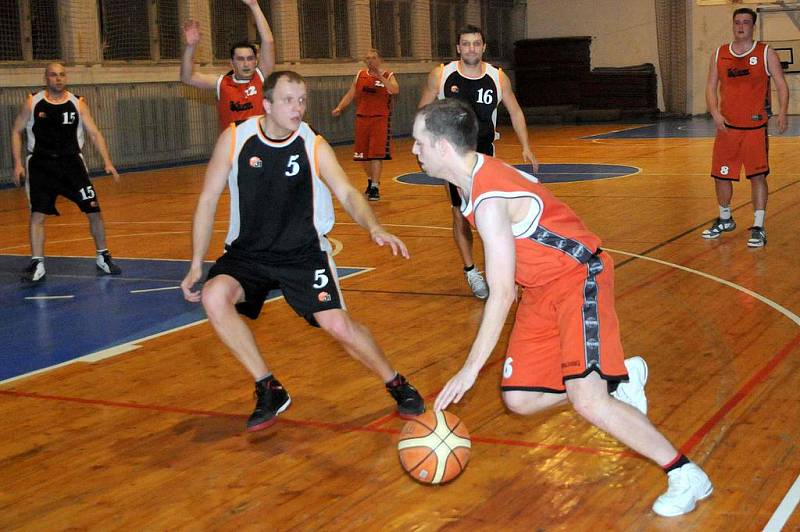 Z utkání basketbalistů Holýšova se soupeřem z Tachova.