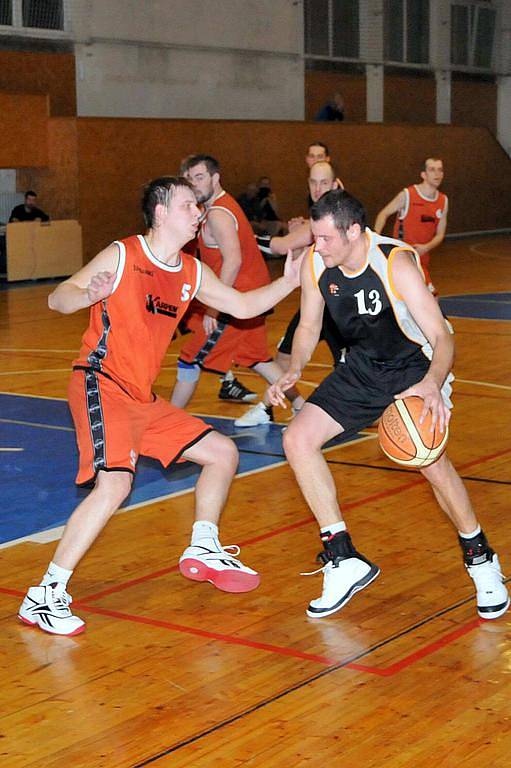 Z utkání basketbalistů Holýšova se soupeřem z Tachova.