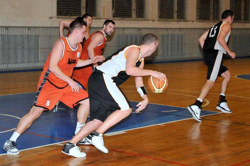 Z utkání basketbalistů Holýšova se soupeřem z Tachova.