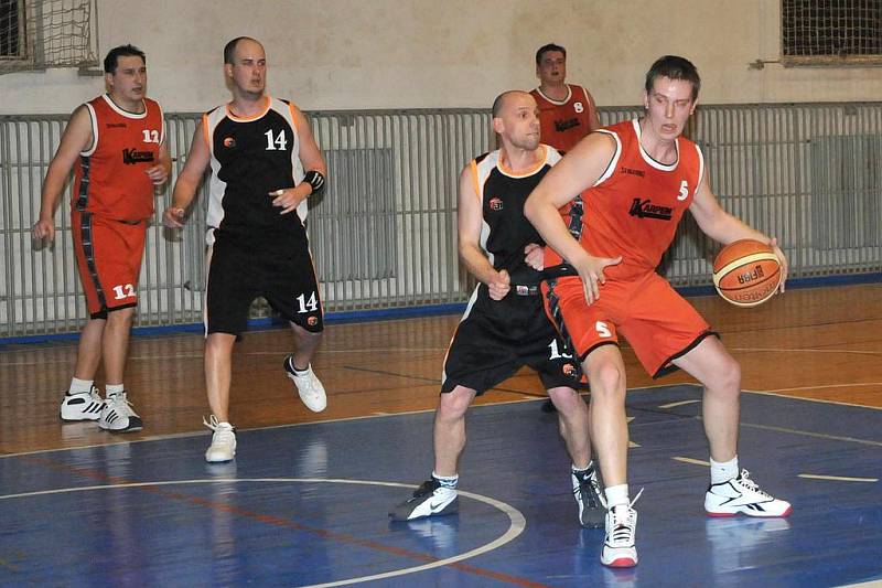 Z utkání basketbalistů Holýšova se soupeřem z Tachova.